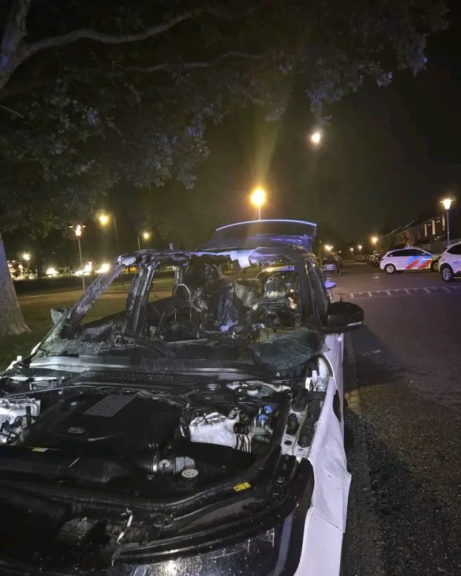 Auto brennt in den Niederlanden: Polizei prüft Verdacht auf vorsätzliche Brandstiftung
