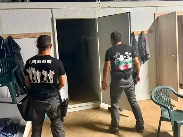 Στη Βουλγαρία, η αστυνομία αποκάλυψε παράνομη γραμμή παραγωγής τσιγάρων στη Σλίβεν.