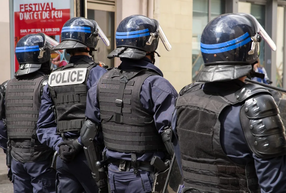 Франция разширява правата за употреба на оръжие от полицията