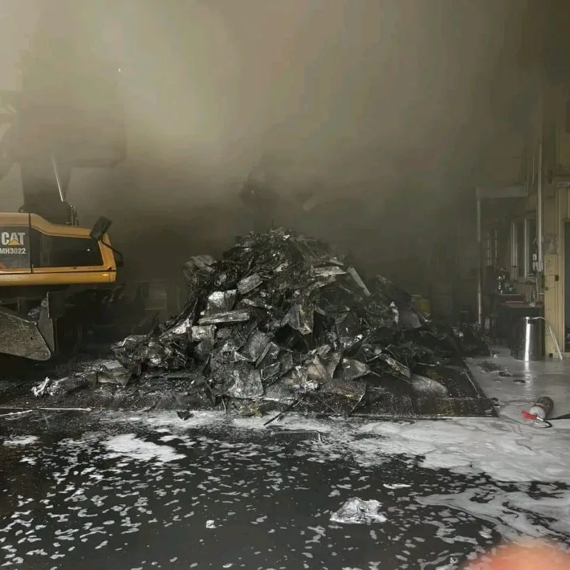 In de Haren-wijk ontstond er 's morgens brand bij een metaalrecyclagebedrijf aan de Budasteenweg.