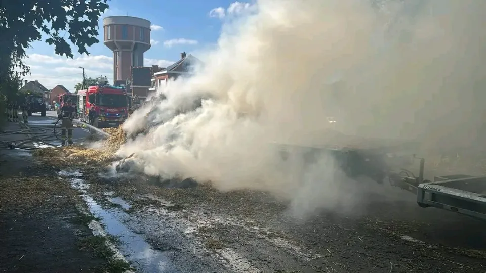 Li Kortenbergê romorka traktorekê tijî samana bi timamî şewitî bû yek agir