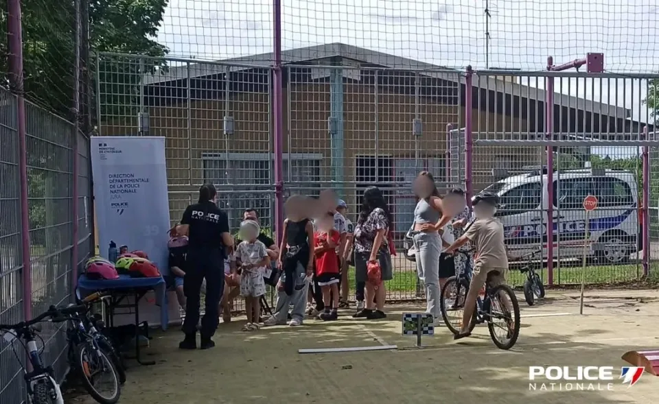 La policía de Dole acude al festival organizado en Poiset, sábado.