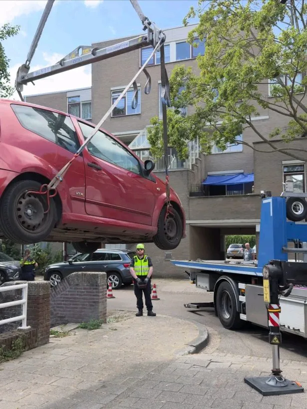 حادث يصيب موظف بلدية في لاهاي والسائق قيد الاحتجاز في هولندا