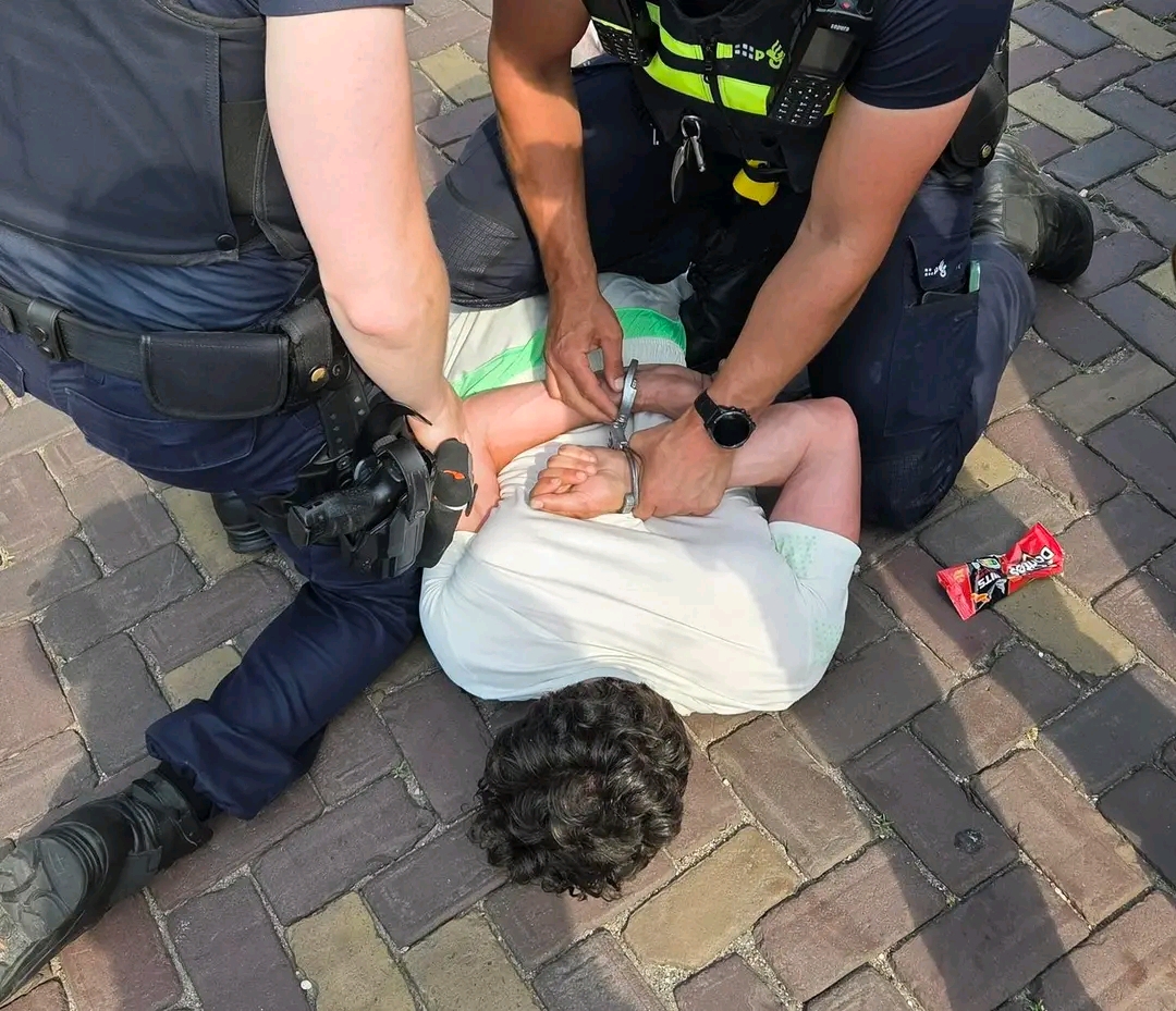 Hollanda'nın Dordrecht kentinde motosikletli sürücünün tehlikeli kaçışı sona erdi