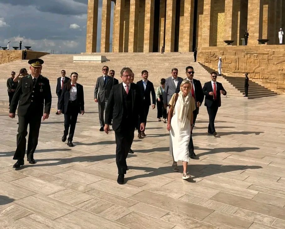 Belçika Başbakanı Bart De Wever, beraberindeki heyetle Anıtkabir'i ziyaret etti