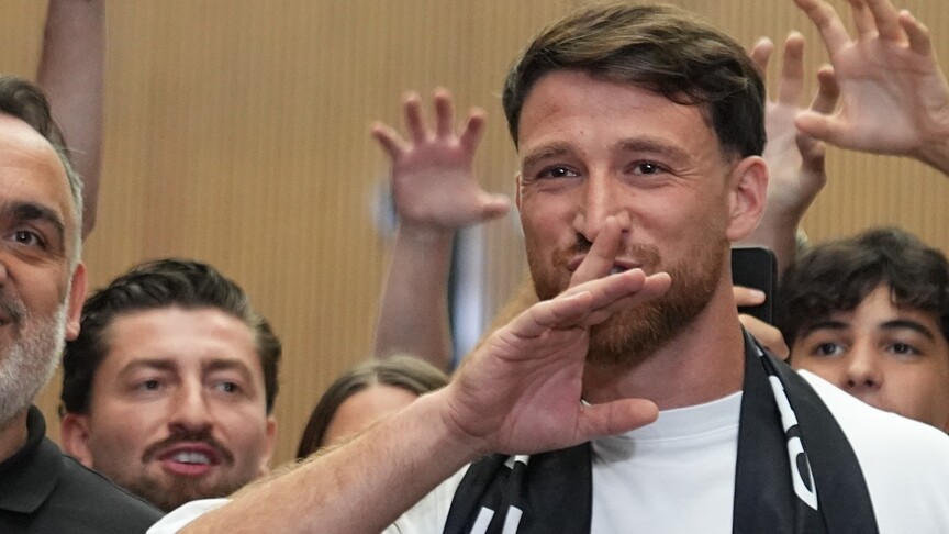 Salih Özcan, Beşiktaş ile 3+1 yıllık sözleşme imzaladı