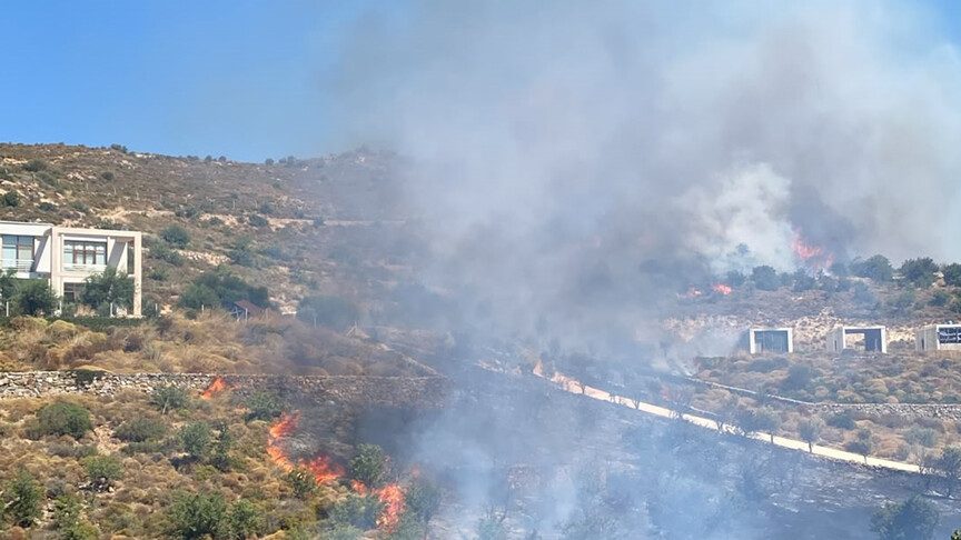 Bodrum'da makilik alanda çıkan yangına ekipler müdahale ediyor