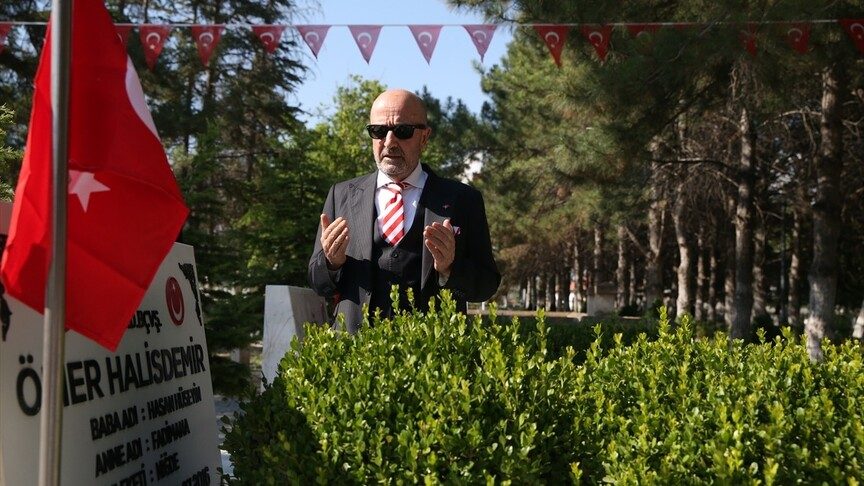 Emekli Korgeneral Zekai Aksakallı'dan Şehit Ömer Halisdemir'in Kabrine Ziyaret