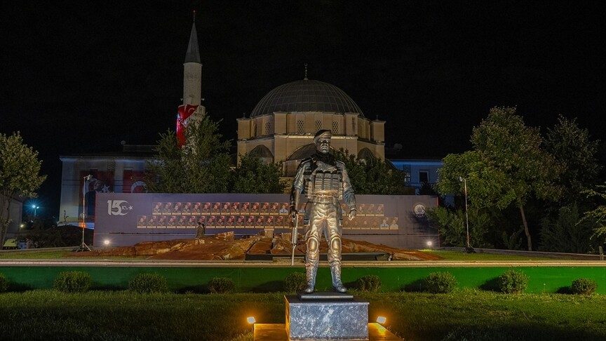 Türkiye genelindeki camilerde 15 Temmuz'un yıl dönümünde sela okundu