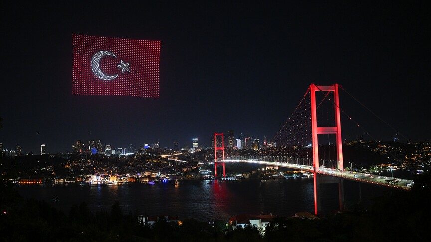 15 Temmuz Şehitler Köprüsü’nde Dronlarla Anlamlı Işık Gösterisi