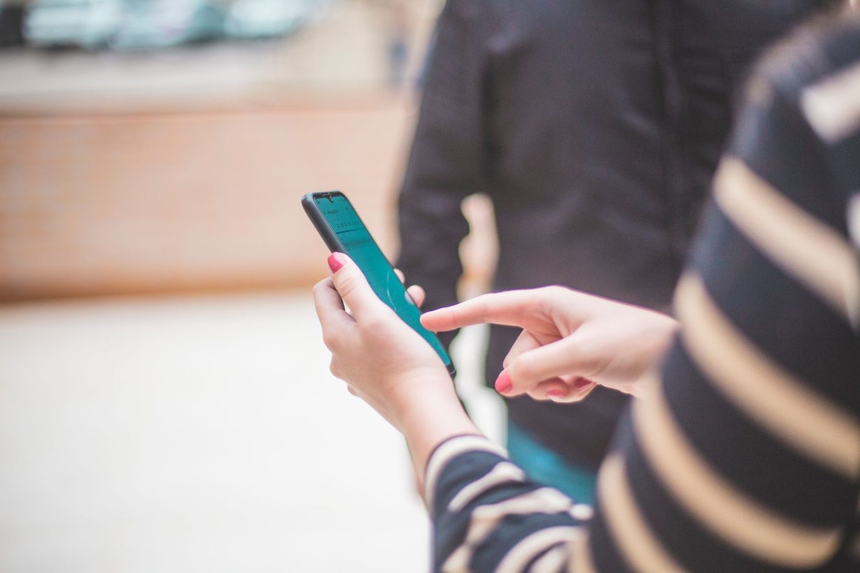 De Belgische toezichthouder meldde dat de inkomsten uit mobiele diensten vorig jaar flink achteruitgingen.