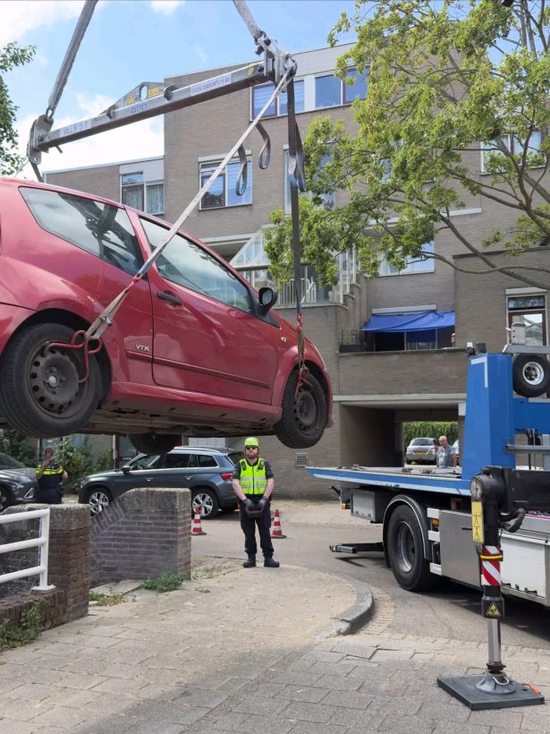 حادث يصيب موظف بلدية في لاهاي والسائق قيد الاحتجاز في هولندا